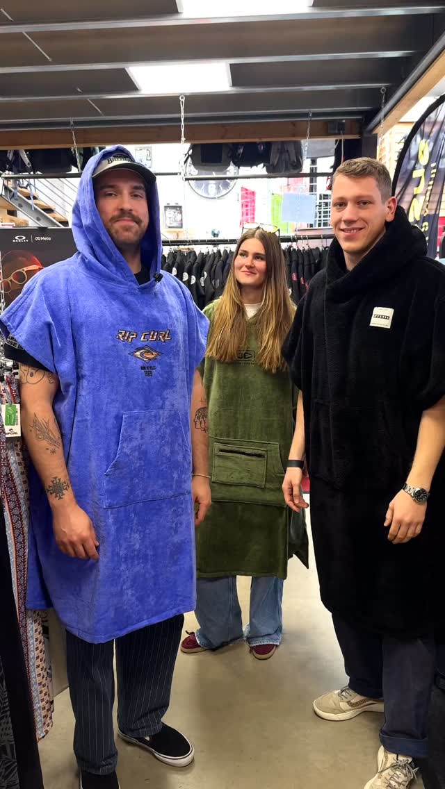 Egal welche Wassersportart dein Herz höher schlagen lässt: Ein guter Poncho ist dein bester Buddy am Ufer. ⁠
Ob flauschig-dick oder ultraleicht für den Sommer: wir haben sie alle 🤩⁠
Sichere dir dein neues Lieblingsteil bei uns im Showroom oder ganz entspannt in unserem Onlineshop!