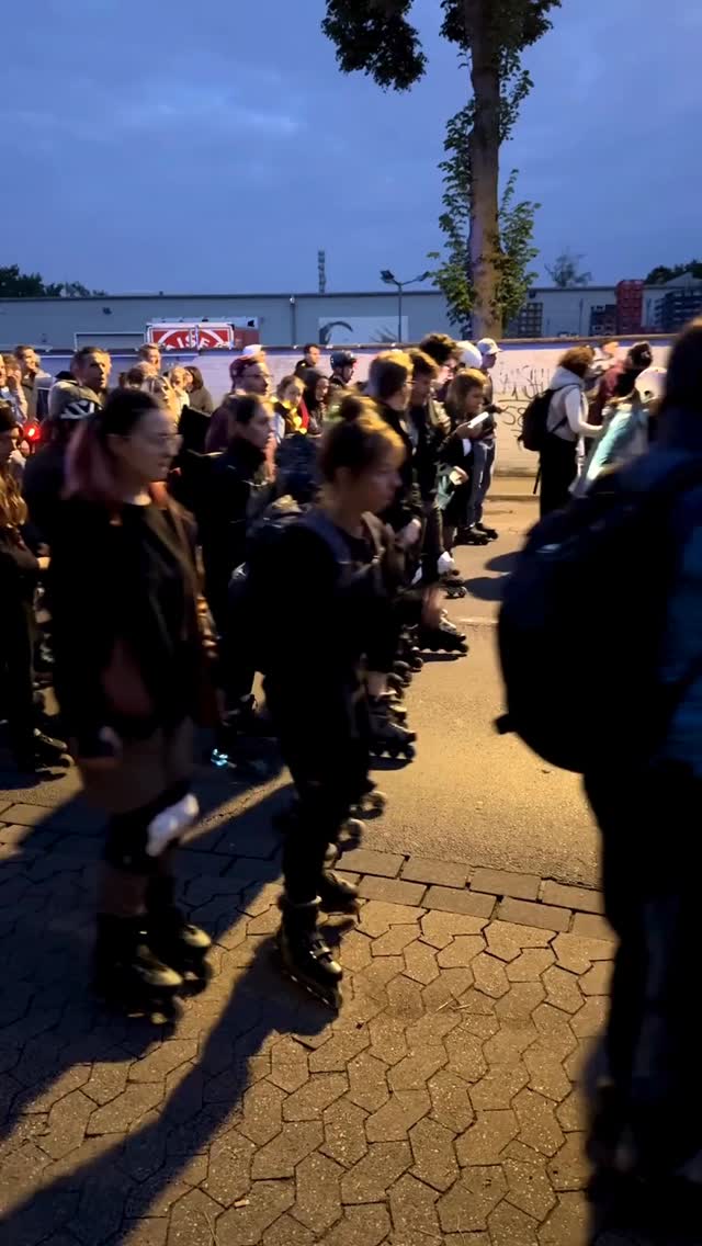 Was für ein Abend! Die @rollnacht zu unserem Showroom war ein echtes Highlight!⁠
Wir sind jetzt schon hyped auf die nächste Rollnacht Saison! Aber keine Sorge: Der Sommer ist noch lang und die nächsten Termine stehen schon fest. Checkt @rollnacht für alle kommenden Events!⁠
Und wenn ihr noch auf der Suche nach neuen Skates oder dem passenden Gear seid: Schaut bei uns im Showroom vorbei. Wir machen euch startklar für die nächste Tour!