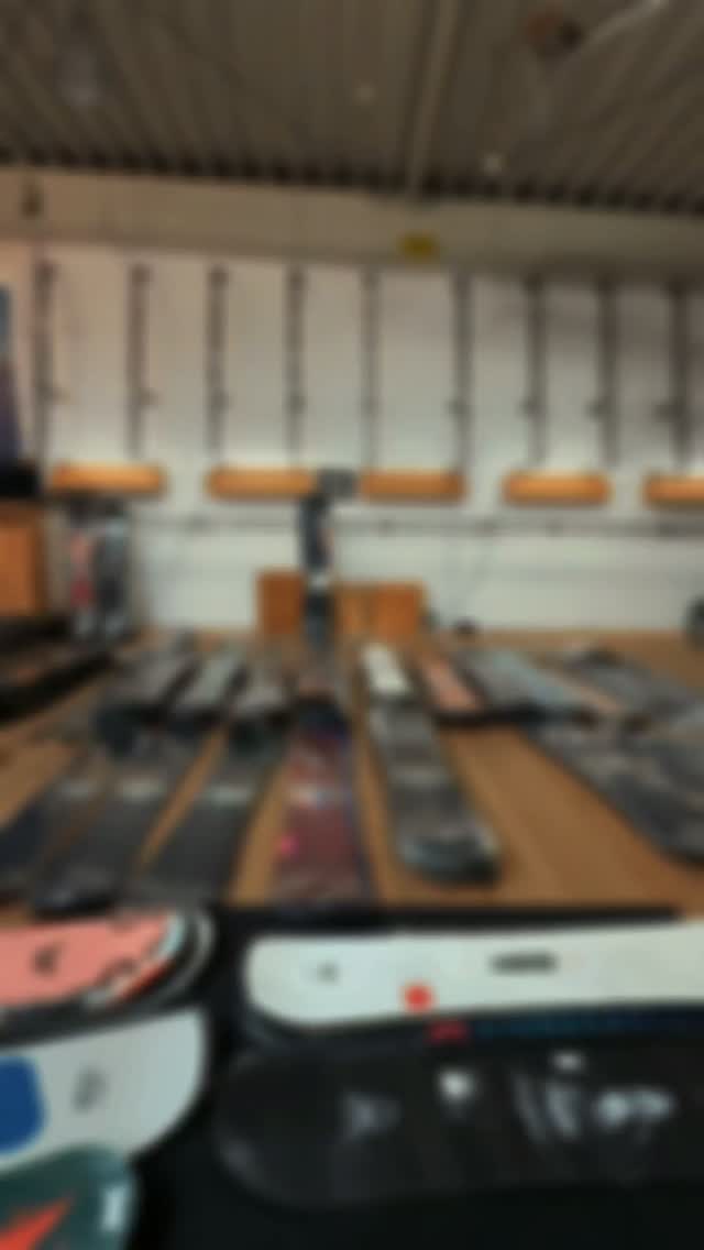 Hat da jemand Snowboards gesagt? 🏂 Damit ist die Saison offiziell eröffnet! Welches Board steht bei euch ganz oben auf der Wunschliste?